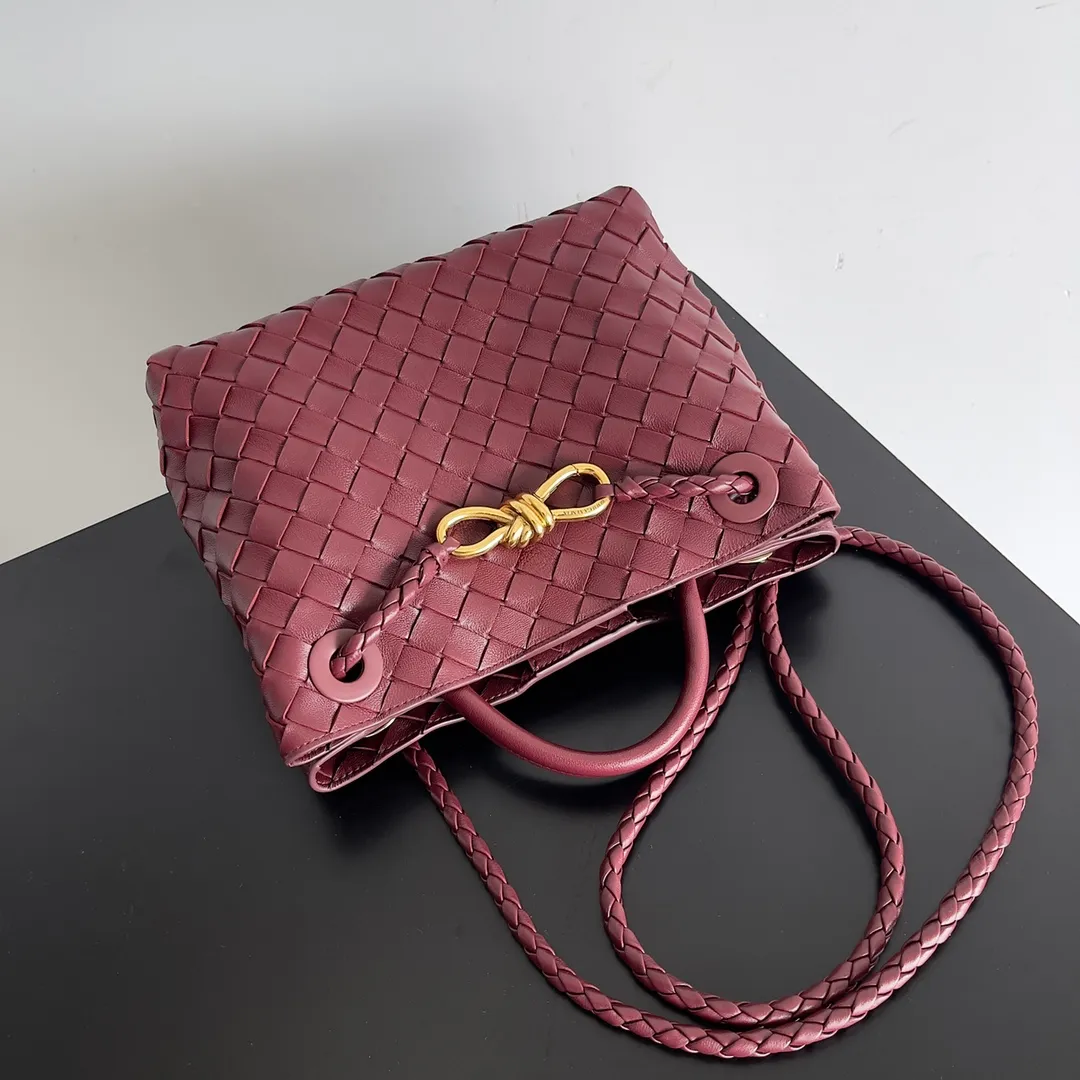 The 2023 new Andiamo batch of 1860 BV has been shipped‼ ️Really popular🔥The new Andiamo woven handbag launched by Bottega Veneta this season is really popular all over the world! ! Celebrities at home and abroad have worn it, and Oscar-winning actress Michelle Yeoh has taken it out on the street. Song Jia, Trai Yara, Yu Feihong, Sanji Ayaka, Rosie Hunting-Whiteley, Yoshioka Riho, etc. have all picked up this bag. It is classic and versatile, showing off its temperament, and the bag capacity is also large, which is very convenient for daily commuting! ! A variety of carrying methods, the shoulder straps can be adjusted by yourself, the original lambskin feels soft and delicate, and the neutral style is made to break gender boundaries and bring a more practical and longer-lasting use experience. Andiamo, which has both elegant and casual styles, perfectly interprets the true appearance of "fashionable old money style". Style number: 743568 Size: 25*22*10.5cm